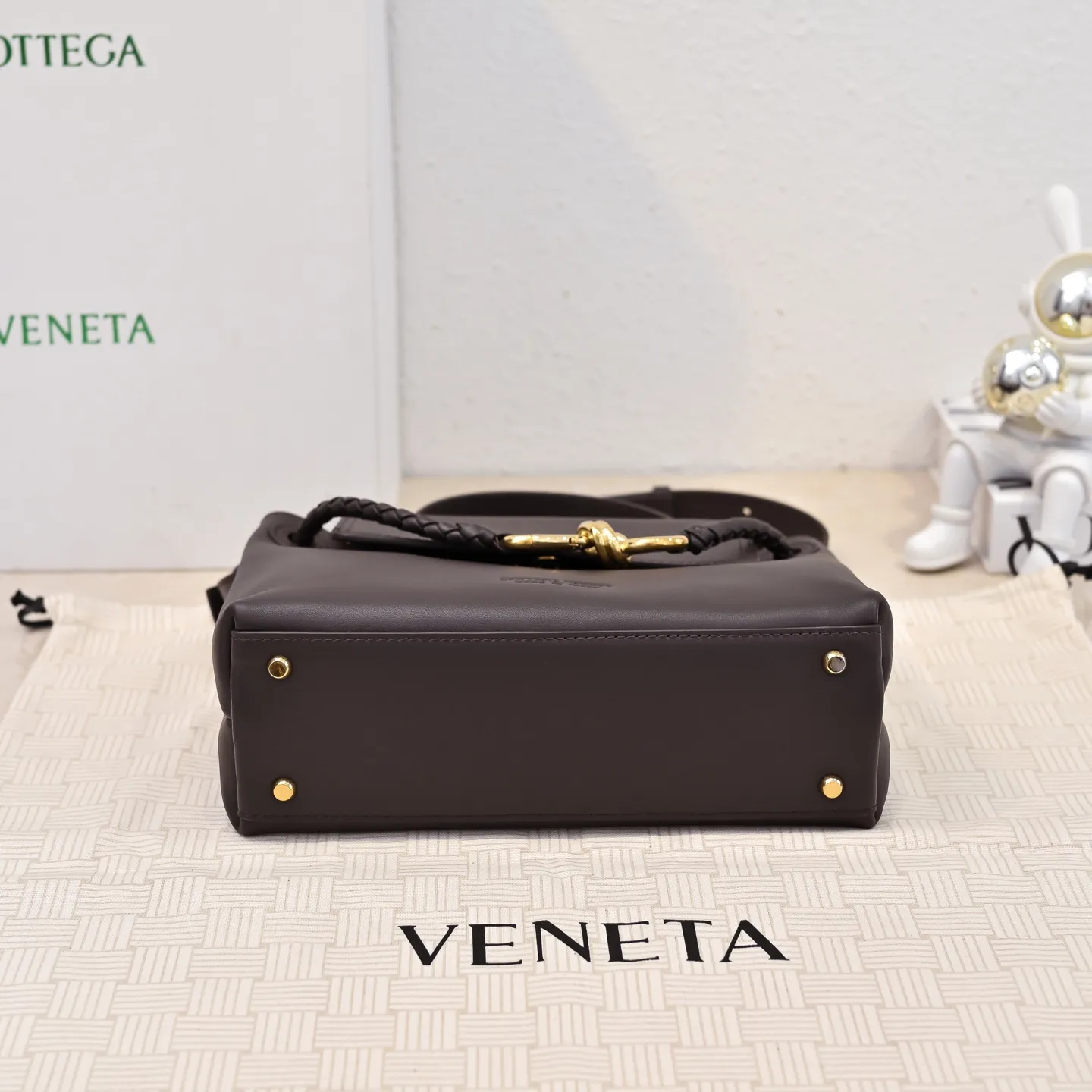 Batch 2060 #Bv New Small Ciao Ciao Handbag Who carried the cute little Ciao Ciao out on the street❣️Made of Dutch Silky Calf calfskin ~ silky to the touch. The leather is thick, and the suede lining is soft and comfortable. The relaxed feeling of stacked smooth leather, the representative woven element shoulder strap, and the perfect embellishment of golden buckles💥The unique bag shape is casual and exquisite, and super practical☄️Carry Ciao Ciao to accompany you in various occasions, and be the most stylish you🎀 Size: 26x19x10.5 Style No. 5835#